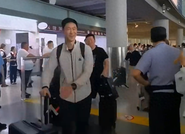 开云-国乒落地北京全队洋溢笑容！梁靖崑两儿子接机 王楚钦仍一脸疲惫|梁靖昆|王励勤|男团|决赛|女团_新浪体育_新浪新闻